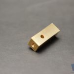 JIS K6849の試験で使用する角棒形引張接着強さ試験片(C2801真鍮,黄銅)にタップ加工